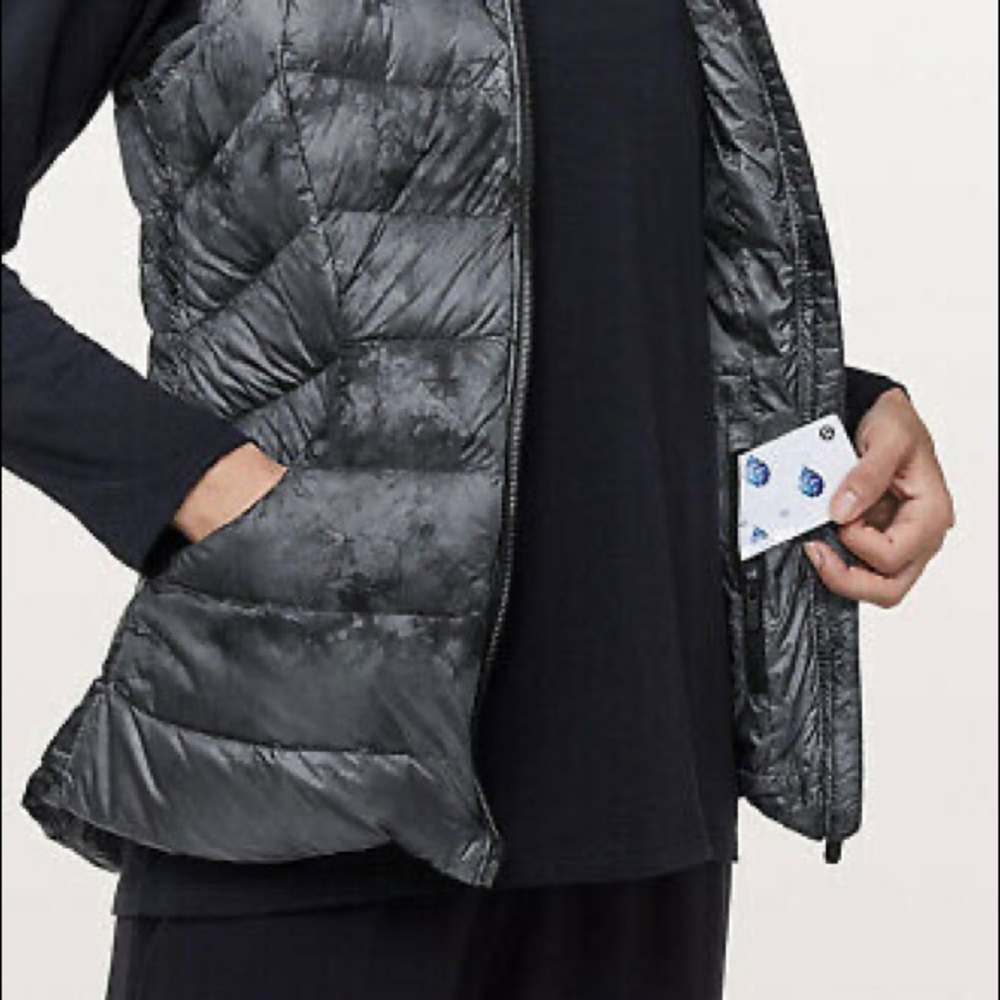 Lululemon Packt it down vest 700 down fill size 4 Melanite/Black with hood